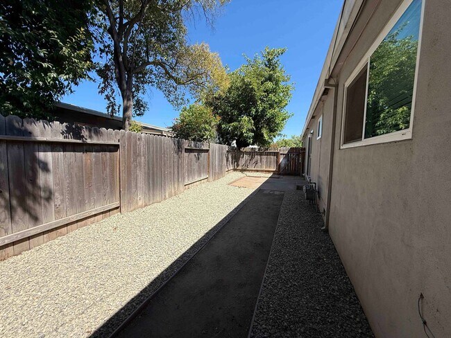 Building Photo - Great 2 Bedroom Duplex