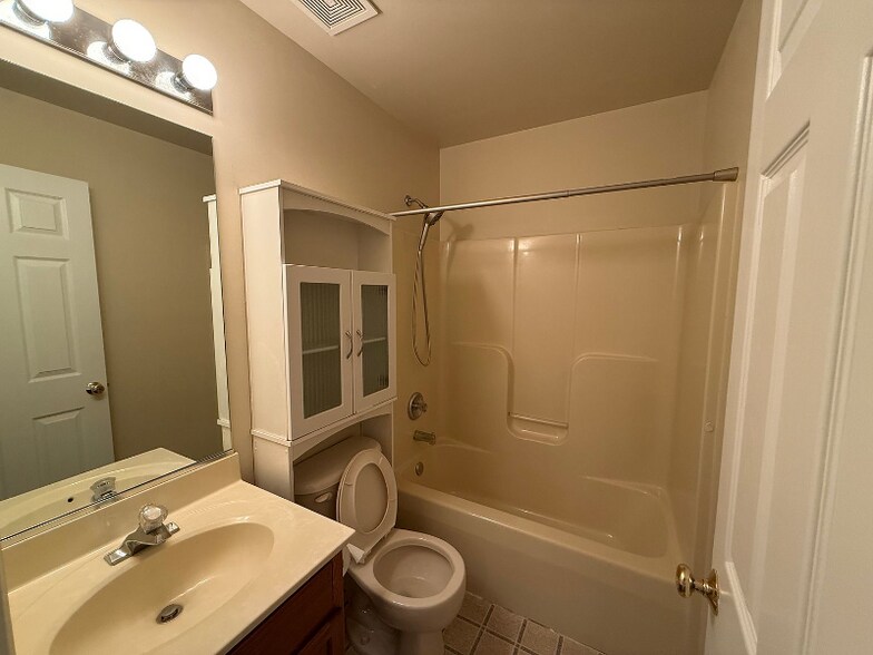 Building Photo - 11 Trotter Ln