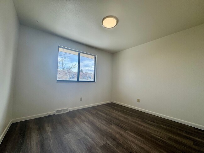 Building Photo - Beautiful 5 bedroom 2.5 bathroom home available NOW!!!