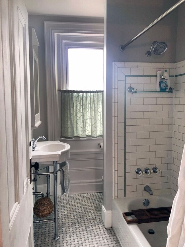 Building Photo - 3 bed 1 bath - beautiful Southside flats home, central air, in unit laundry, udpated