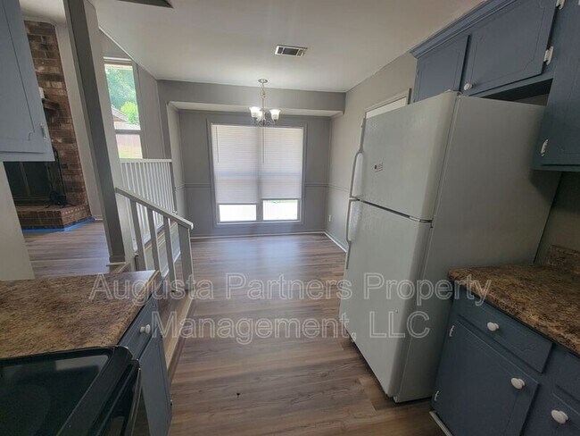 Building Photo - 3737 Woodcock Dr