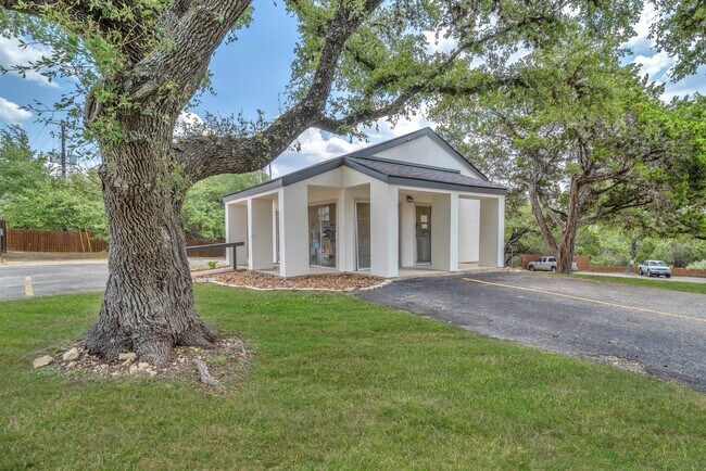 Building Photo - 1025 Parkview Dr