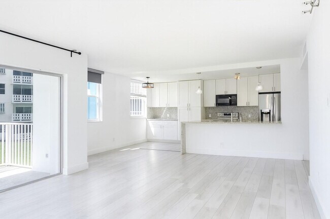 Building Photo - 4200 Hillcrest Dr