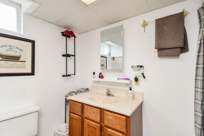 Building Photo - Spacious Central Sioux Falls Home with Ent...