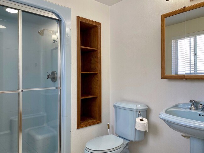 Building Photo - Spacious Tri-Level Home Featuring 4BD/2.5B...