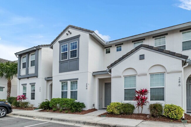 Building Photo - Welcome home to this gorgeous 4 bed 4 bath pool home!