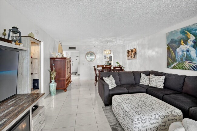 Building Photo - 14527 Bonaire Blvd