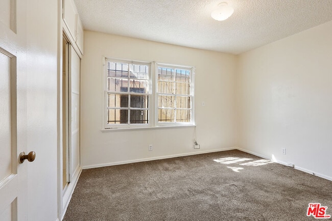 Building Photo - 1634 W 52nd St