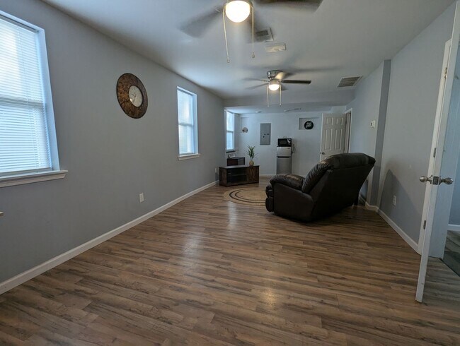 Building Photo - Beautifully renovated 3 bedroom furnished ...