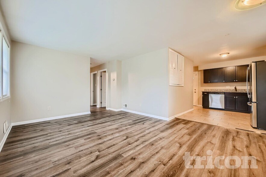 Building Photo - 2012 Royal Garden Dr