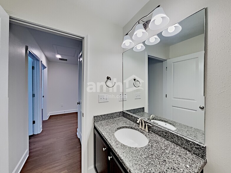 Building Photo - 284 Bering Ln