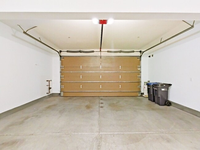 Building Photo - Desirable 3 bedroom Townhouse in the heart...