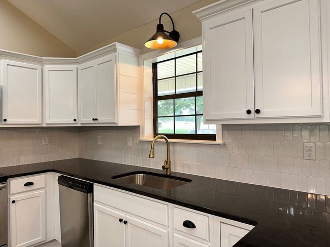 Building Photo - New Brockton, AL!