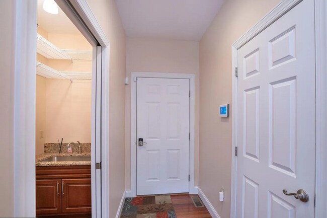 Building Photo - 4 Bedroom House For Rent