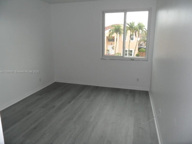 Building Photo - 1845 Vista Way