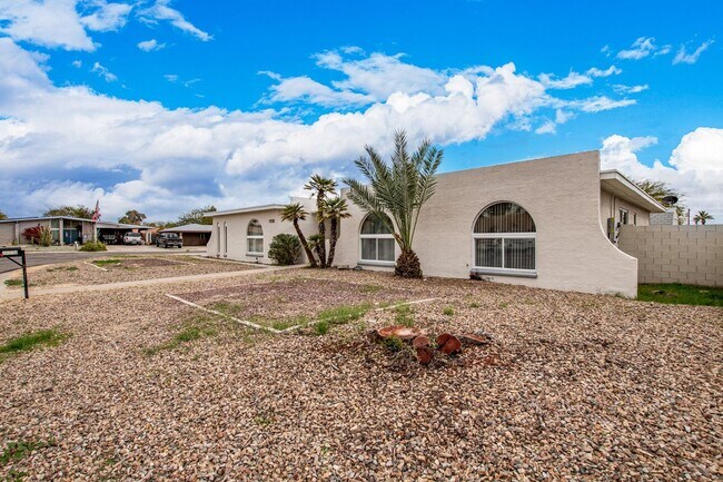 Building Photo - Beautifully updated Ranch Style Home