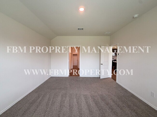 Building Photo - 329 Thoroughbred St
