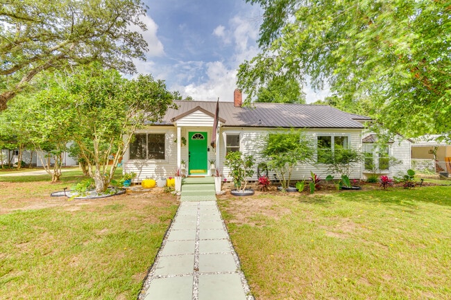 Building Photo - 205 N Pinewood Ln