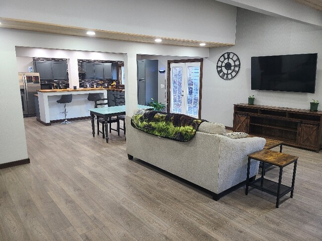 Building Photo - 1856 Canyonville-Riddle Rd