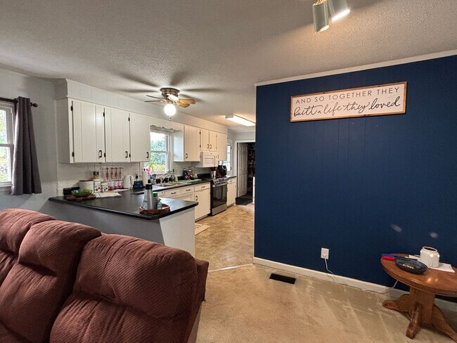 Building Photo - The Perfect Family Home!!!