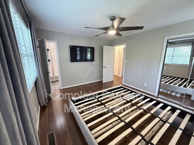 Building Photo - 3153 Woodhaven Dr