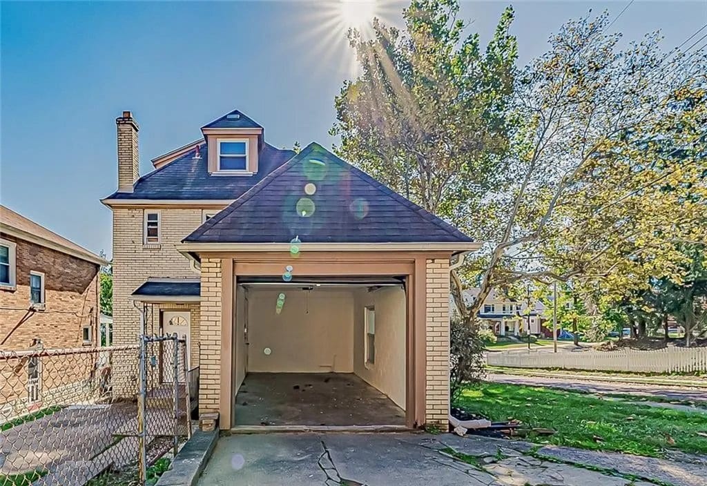 Building Photo - 930 Davis Ave