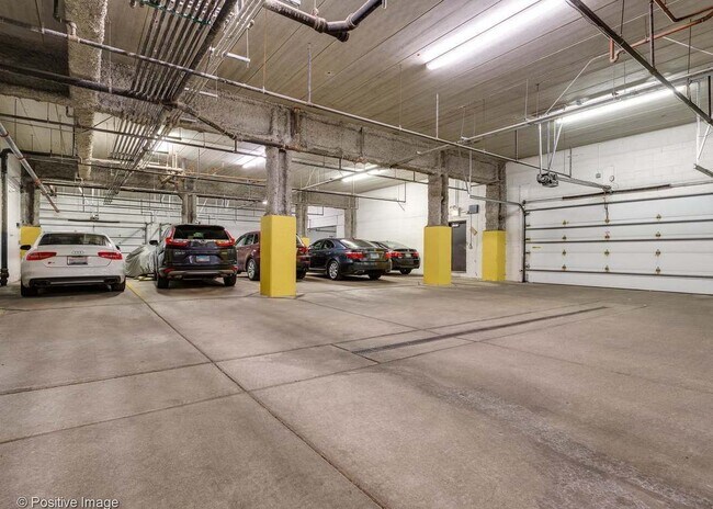 Building Photo - 2401 N Janssen Ave