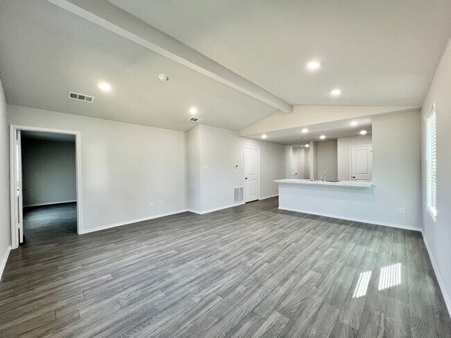 Building Photo - New Home in New Tolar Oaks Neighborhood