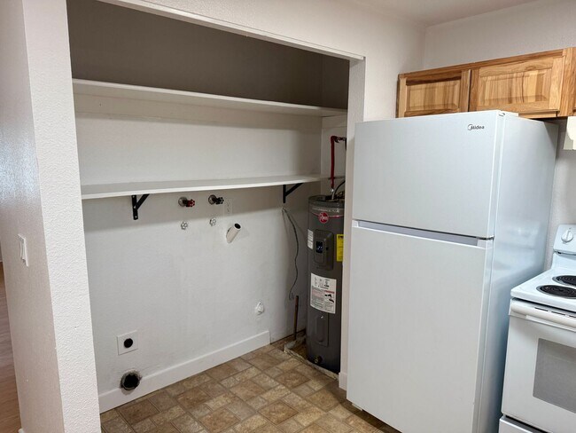 Building Photo - Cool Clean and Crisp-Inner SE Duplex