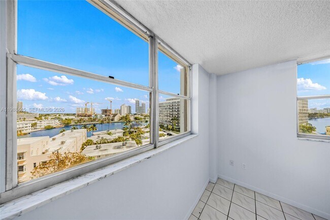 Building Photo - 6900 Bay Dr