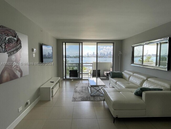 Building Photo - 1500 Bay Dr E