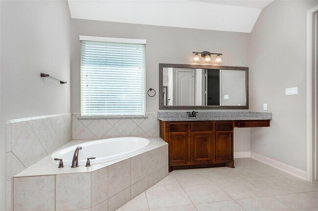 Building Photo - 22419 Banewood Dr