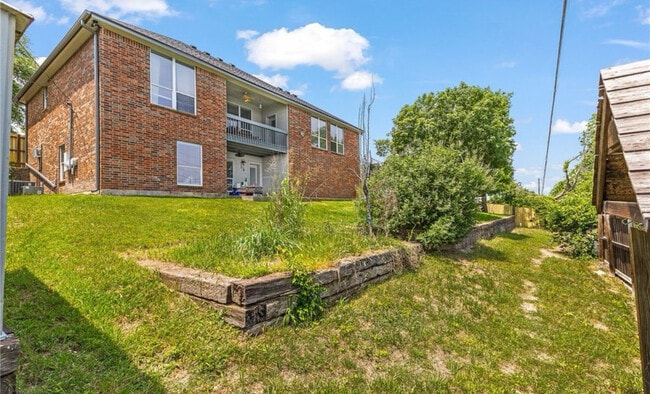 Building Photo - 1205 Bowen Ave