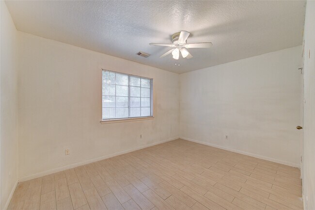 Building Photo - 2915 Blue Mist Dr