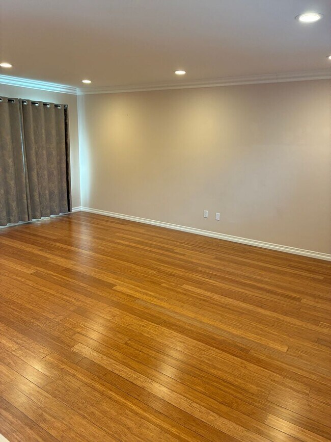 Building Photo - BEAUTIFUL 3 BED 2.5 BATHROOM!!!