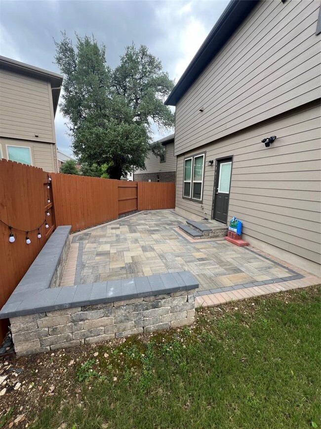 Building Photo - 9002 Palmito Dr