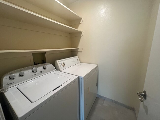 Building Photo - Upgraded, 2BD/2BA in Park Place: 1 Car Gar...