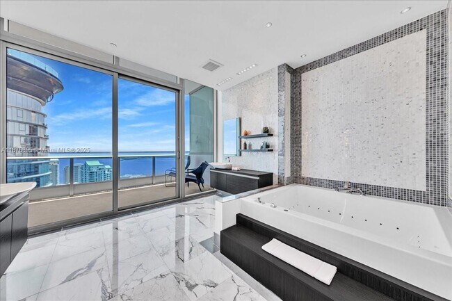 Building Photo - 200 Biscayne Blvd Way
