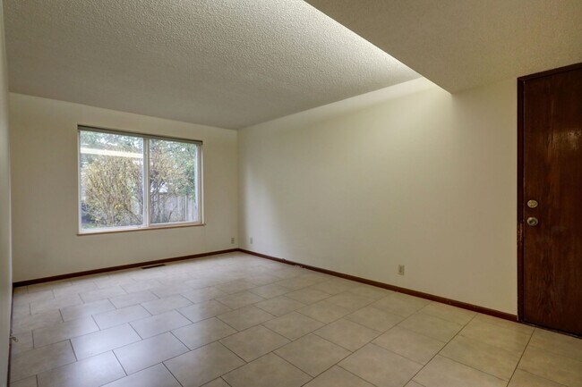 Building Photo - Bright spacious 4-bedroom 2.5 bath home in Bellevue