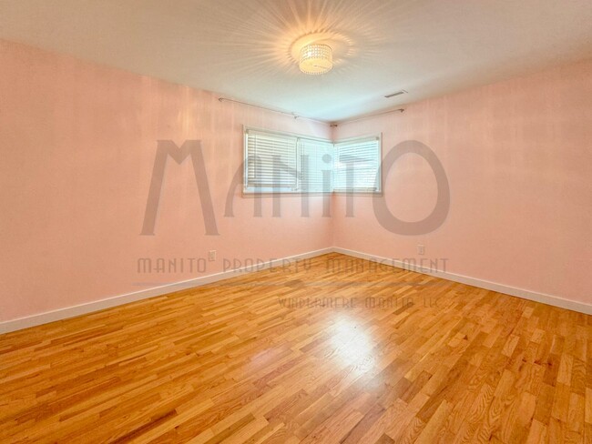 Building Photo - Sprawling South Hill Rancher on Park-like ...
