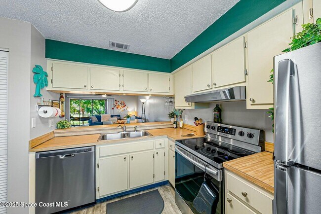 Building Photo - 2175 Golf Isle Dr