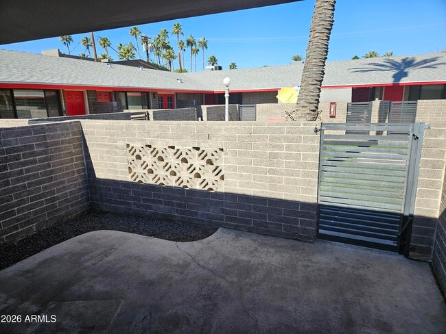 Building Photo - 324 W Pasadena Ave