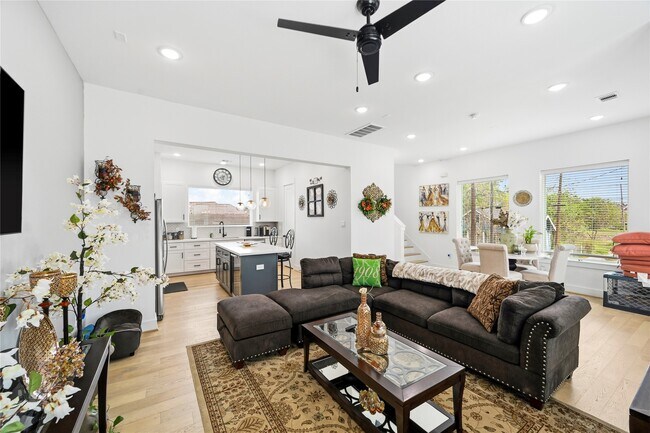 Building Photo - 2502 Tuam St