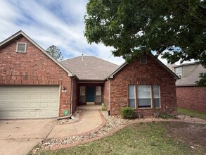 Building Photo - Right On The Green- 3 Bedroom Updated Home on Battle Creek