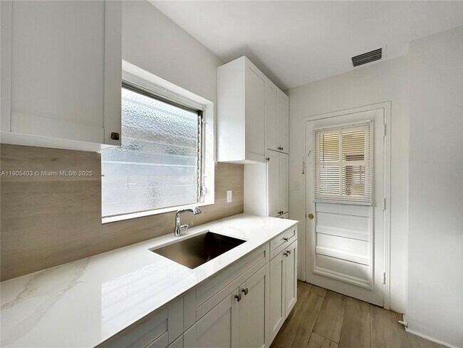 Building Photo - 1920 Biarritz Dr