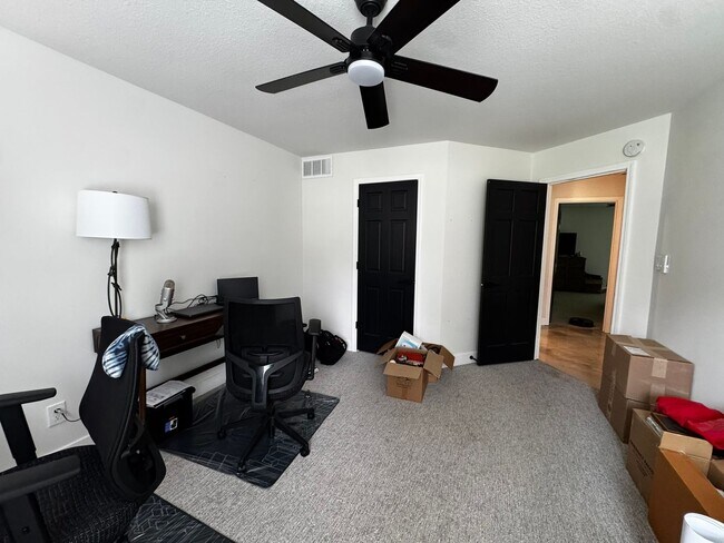 Building Photo - 5 Bed 4 Bath Home fenced yard