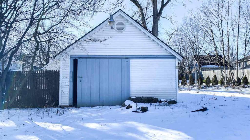 Detached garage - 410 Seymour Ave
