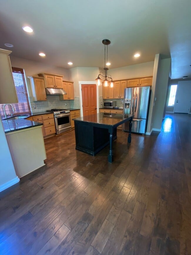 Building Photo - NE House Pet Friendly, 4 Bdrm, 2.5 Bath, Bonus Room, Office, Gas Heat/fireplace, A/C