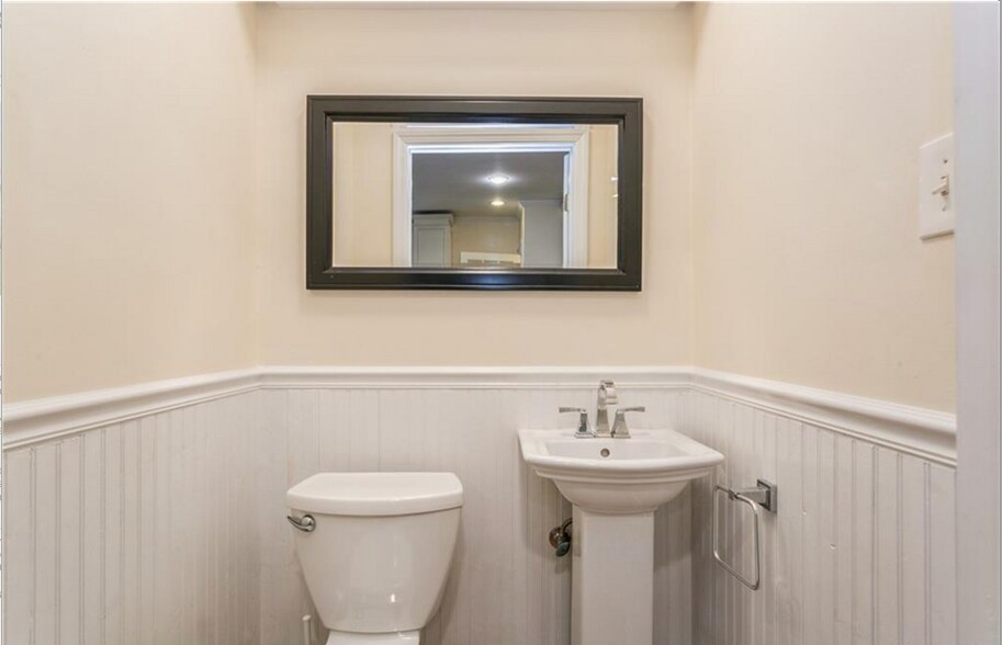 Building Photo - 7 Cotswold Way