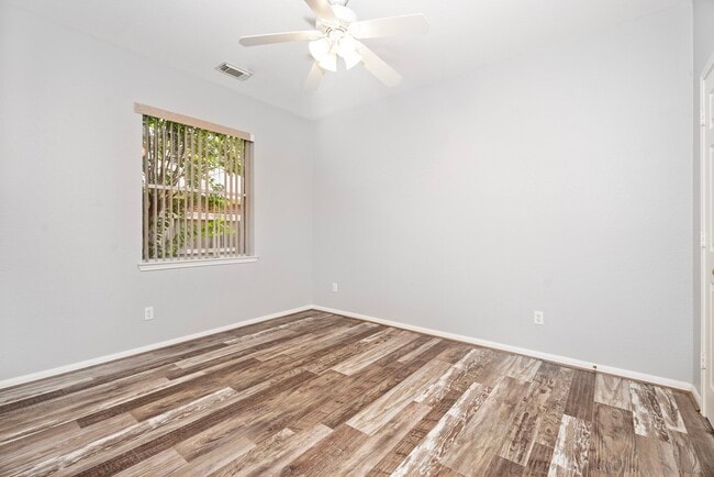 Building Photo - 421 Livingstone Ln